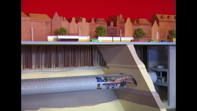 AT5 volgt de archeologen die de bouwputten van de Noord/Zuidlijn uitkamden. De voorwerpen geven een beeld van hoe Amsterdammers de afgelopen eeuwen leefden.