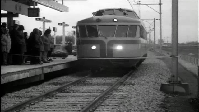1976 Station Amsterdam Bijlmer, een gemeenschappelijk station voor de treinen van de NS en de metro, is officieel geopend.