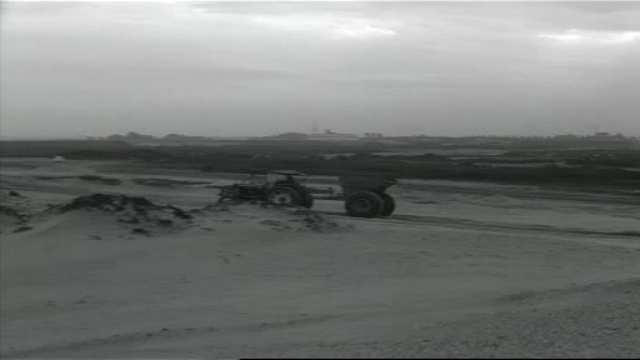 1967 Burgemeester Samkalden slaat eerste paal in de Bijlmermeerpolder