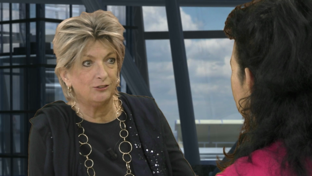 Tineke Ceelen in gesprek met Celestine Raven over de 100 miljoen vluchtelingen over de hele wereld. En de verhalen van Grace, Farha en Ali die Tineke tijdens haar reizen naar vluchtelingenkampen heeft leren kennen.