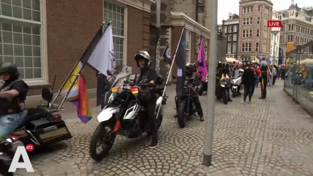 Pride Walk Live in Amsterdam: de jaarlijkse demonstratie voor gelijke rechten voor de wereldwijde regenboogcommunity. Verslag Roos Gerritsen en Michiel Klaassen