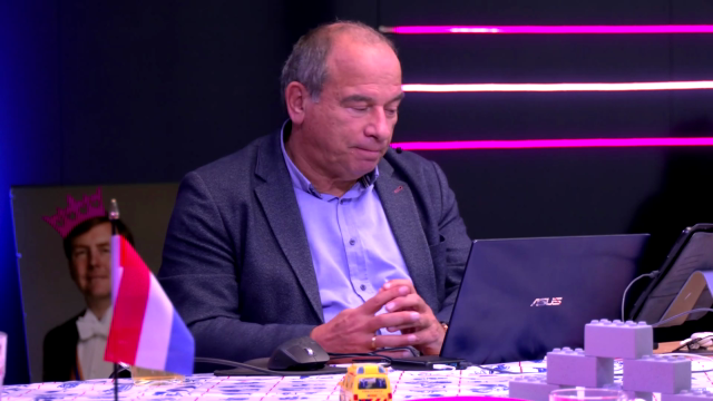 Verkiezingsshow van GeenStijl waarin de exit polls werden geduid door Maurice de Hond. Presentatie: Tom Staal. Tafelgasten: Arthur van Amerongen, Roderick Veelo, Rob Hoogland, Theodor Holman en Geerten Waling.