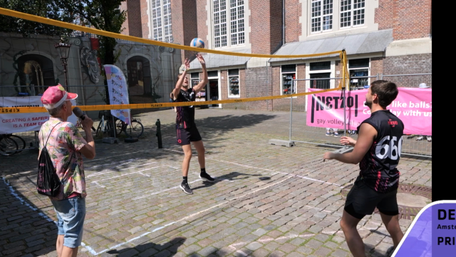 Volleyballers van NETZO geven demonstratie tijdens Pride & Sports 🏐